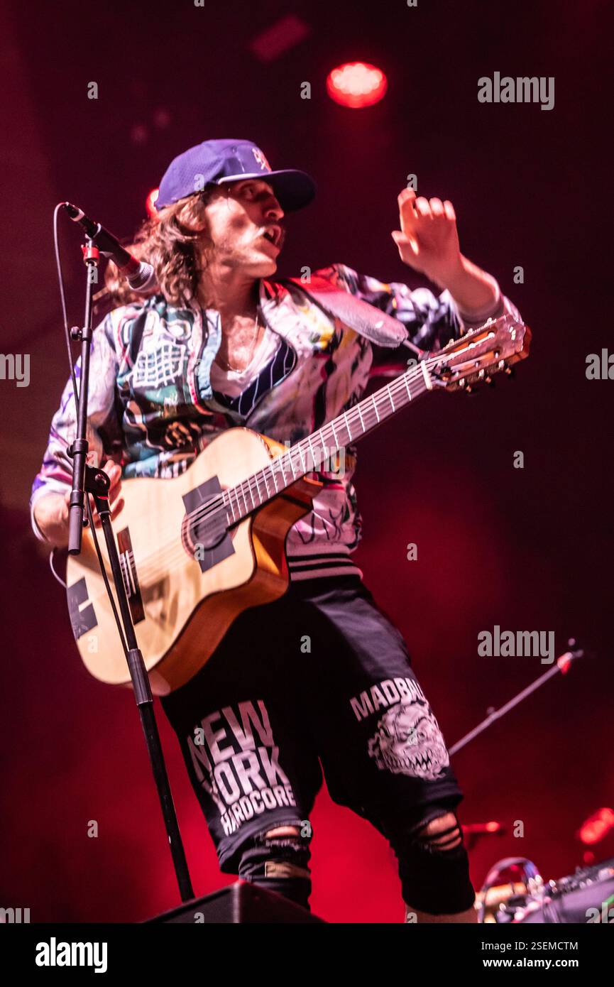 Londra, Regno Unito. 8 febbraio 2025. I Gipsy punk Gogol Bordello si esibiscono all'Alexandra Palace supportando Dropkick Murphys. Cristina Massei/Alamy Live News Foto Stock