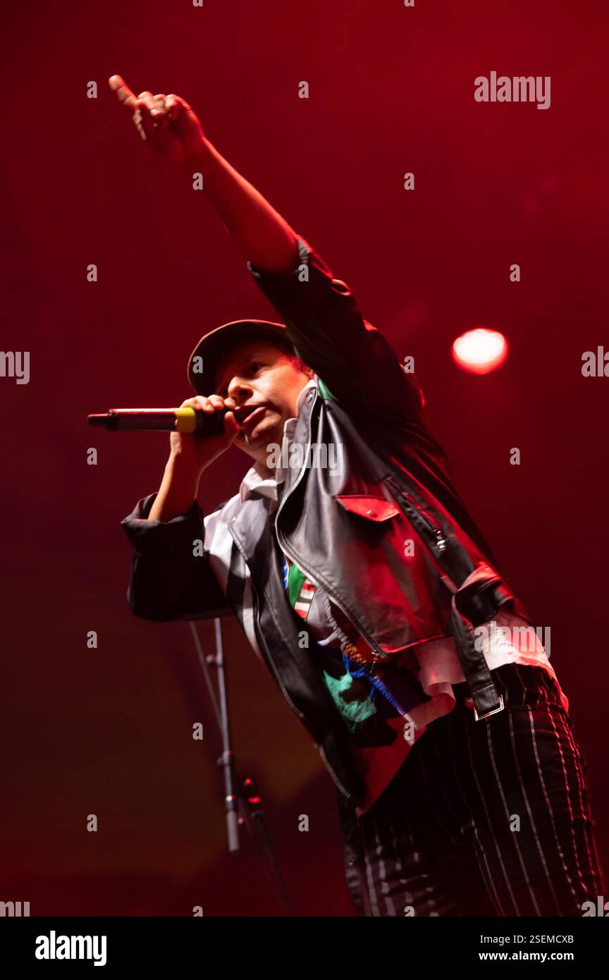 Londra, Regno Unito. 8 febbraio 2025. I Gipsy punk Gogol Bordello si esibiscono all'Alexandra Palace supportando Dropkick Murphys. Cristina Massei/Alamy Live News Foto Stock