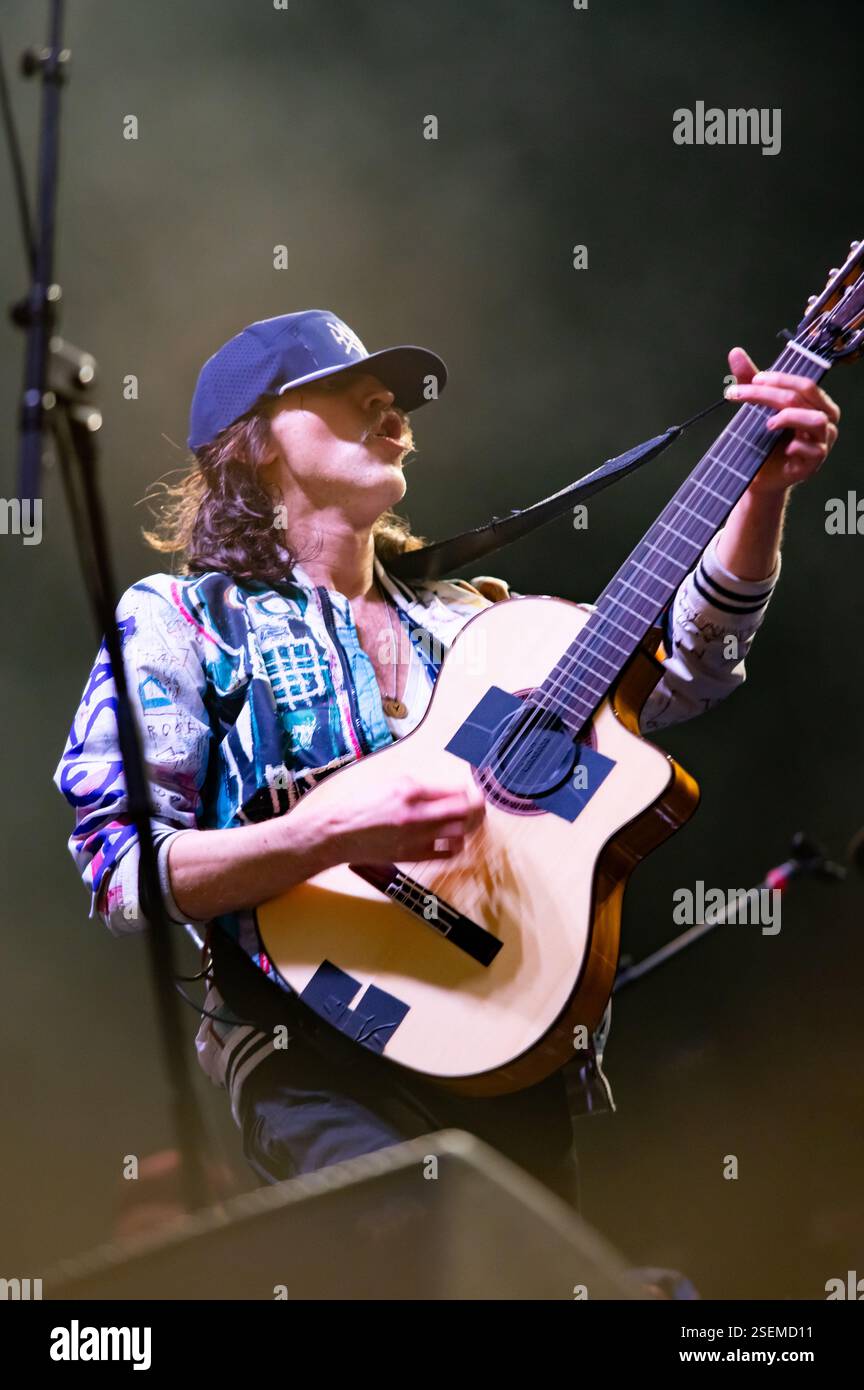 Londra, Regno Unito. 8 febbraio 2025. I Gipsy punk Gogol Bordello si esibiscono all'Alexandra Palace supportando Dropkick Murphys. Cristina Massei/Alamy Live News Foto Stock