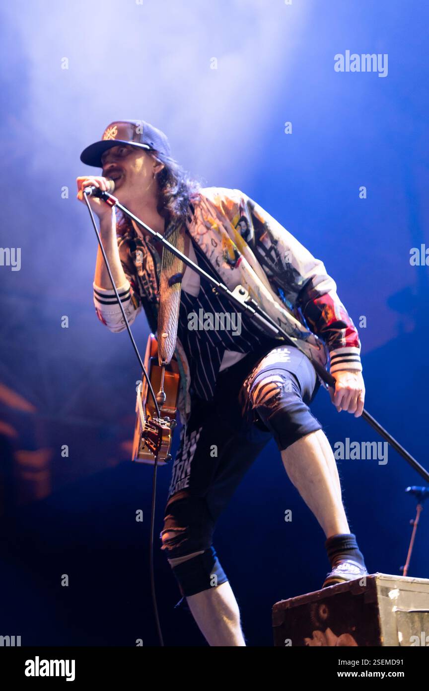 Londra, Regno Unito. 8 febbraio 2025. I Gipsy punk Gogol Bordello si esibiscono all'Alexandra Palace supportando Dropkick Murphys. Cristina Massei/Alamy Live News Foto Stock