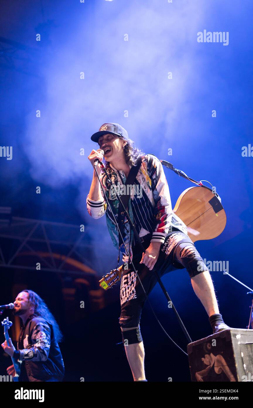 Londra, Regno Unito. 8 febbraio 2025. I Gipsy punk Gogol Bordello si esibiscono all'Alexandra Palace supportando Dropkick Murphys. Cristina Massei/Alamy Live News Foto Stock