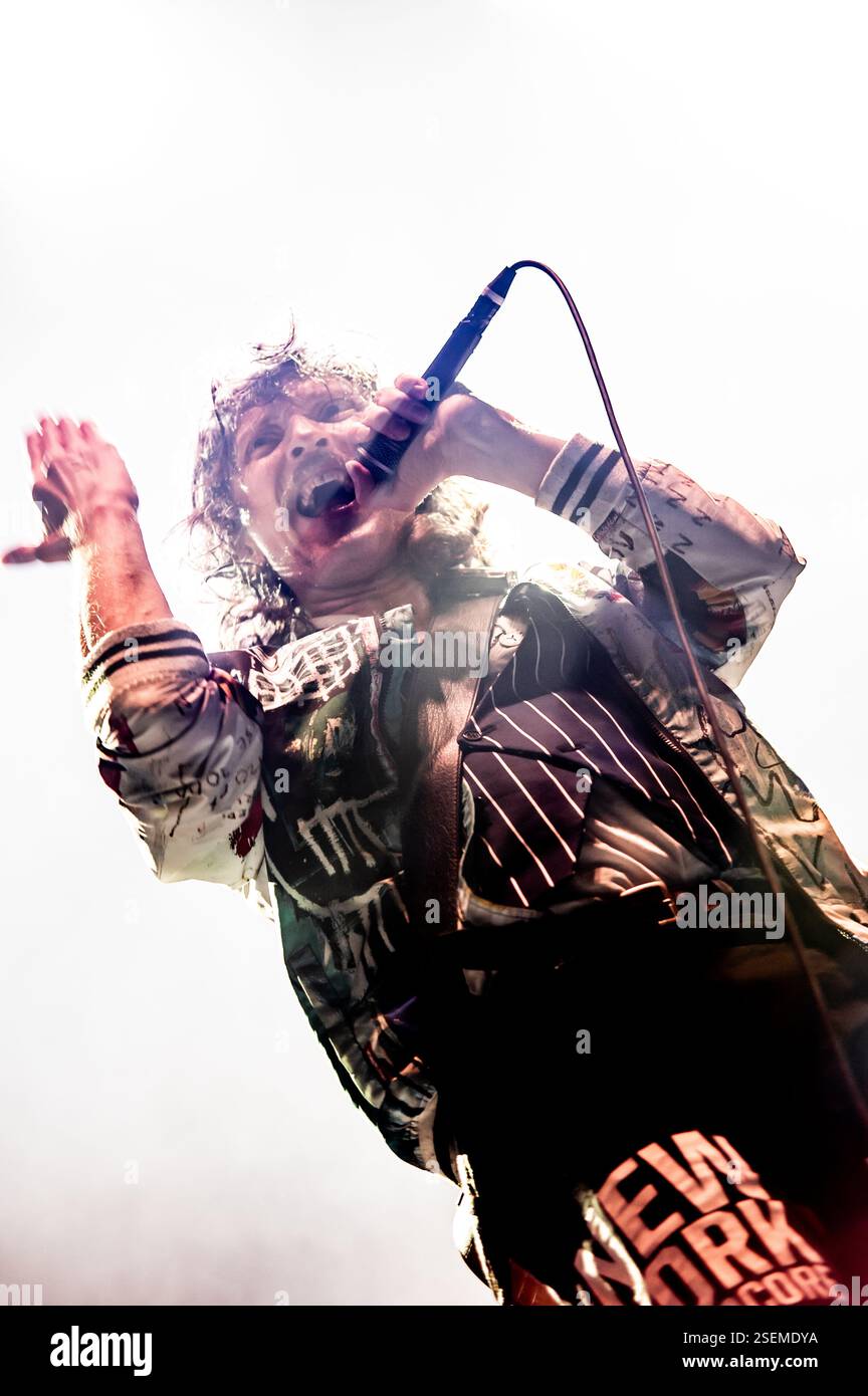 Londra, Regno Unito. 8 febbraio 2025. I Gipsy punk Gogol Bordello si esibiscono all'Alexandra Palace supportando Dropkick Murphys. Cristina Massei/Alamy Live News Foto Stock