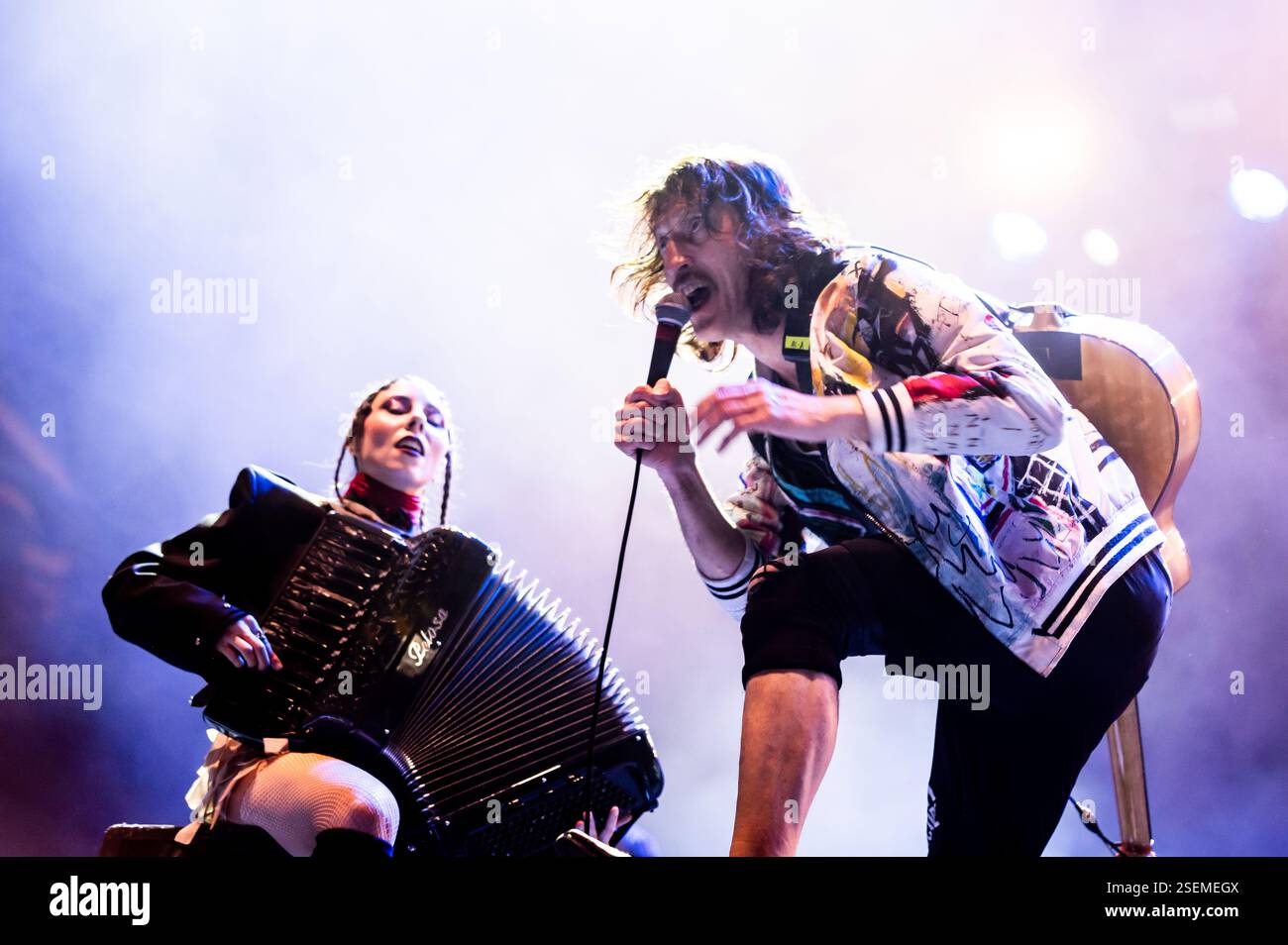 Londra, Regno Unito. 8 febbraio 2025. I Gipsy punk Gogol Bordello si esibiscono all'Alexandra Palace supportando Dropkick Murphys. Cristina Massei/Alamy Live News Foto Stock