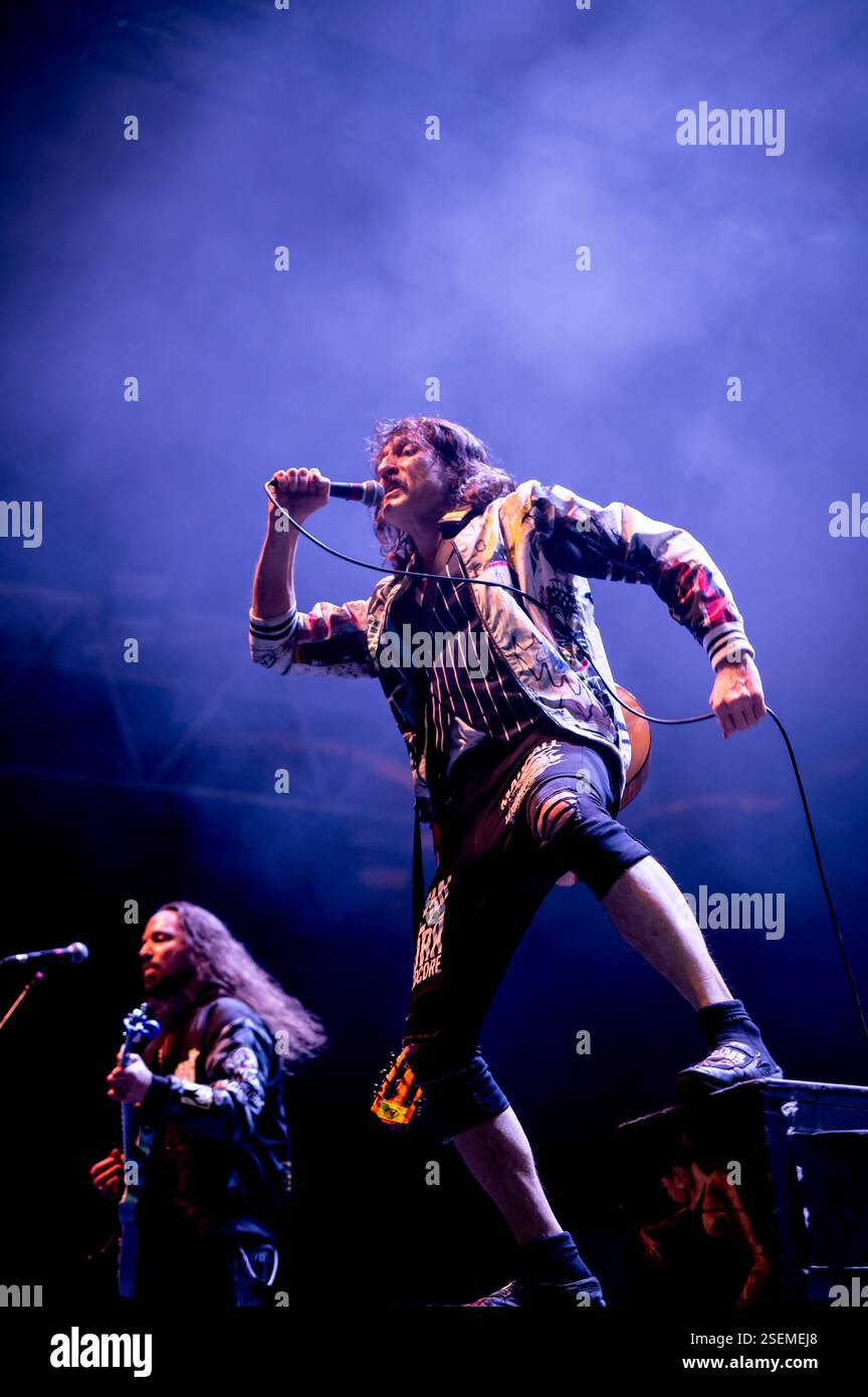 Londra, Regno Unito. 8 febbraio 2025. I Gipsy punk Gogol Bordello si esibiscono all'Alexandra Palace supportando Dropkick Murphys. Cristina Massei/Alamy Live News Foto Stock