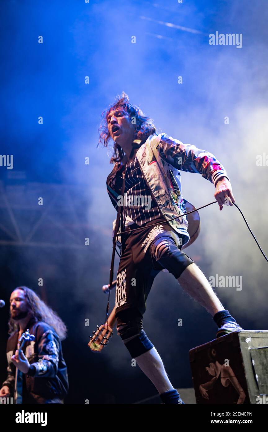Londra, Regno Unito. 8 febbraio 2025. I Gipsy punk Gogol Bordello si esibiscono all'Alexandra Palace supportando Dropkick Murphys. Cristina Massei/Alamy Live News Foto Stock