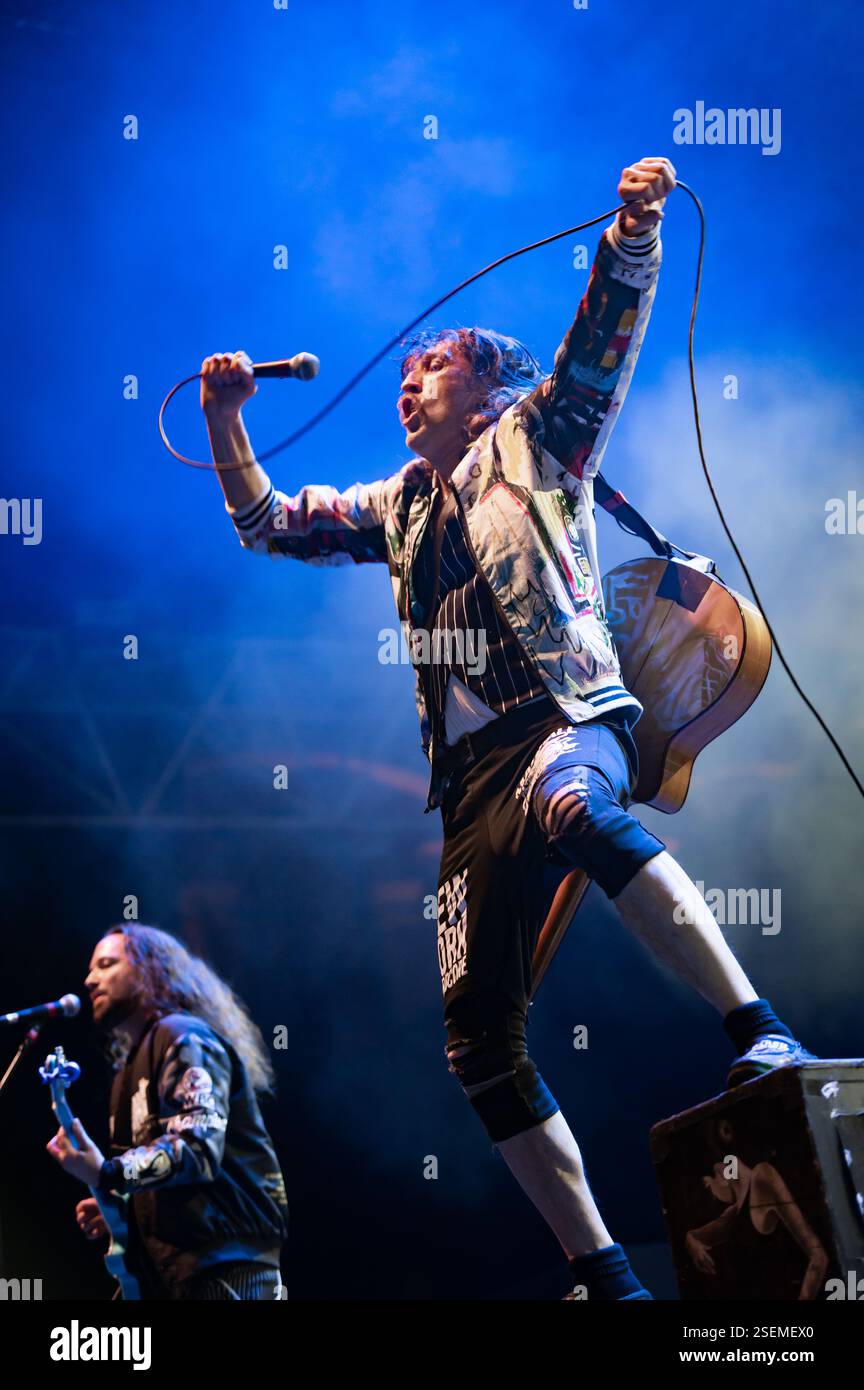 Londra, Regno Unito. 8 febbraio 2025. I Gipsy punk Gogol Bordello si esibiscono all'Alexandra Palace supportando Dropkick Murphys. Cristina Massei/Alamy Live News Foto Stock