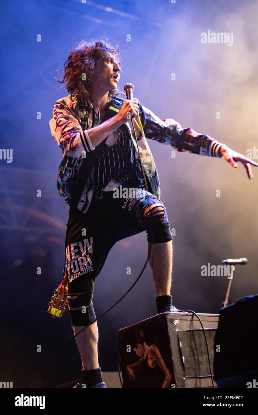 Londra, Regno Unito. 8 febbraio 2025. I Gipsy punk Gogol Bordello si esibiscono all'Alexandra Palace supportando Dropkick Murphys. Cristina Massei/Alamy Live News Foto Stock