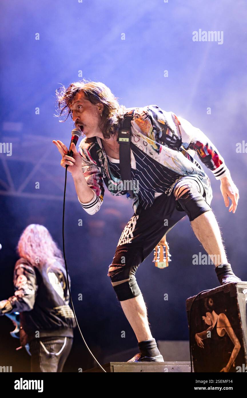 Londra, Regno Unito. 8 febbraio 2025. I Gipsy punk Gogol Bordello si esibiscono all'Alexandra Palace supportando Dropkick Murphys. Cristina Massei/Alamy Live News Foto Stock