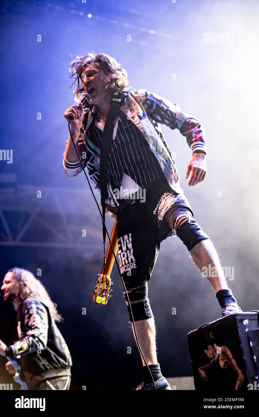 Londra, Regno Unito. 8 febbraio 2025. I Gipsy punk Gogol Bordello si esibiscono all'Alexandra Palace supportando Dropkick Murphys. Cristina Massei/Alamy Live News Foto Stock