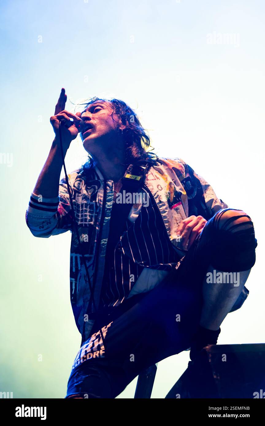Londra, Regno Unito. 8 febbraio 2025. I Gipsy punk Gogol Bordello si esibiscono all'Alexandra Palace supportando Dropkick Murphys. Cristina Massei/Alamy Live News Foto Stock