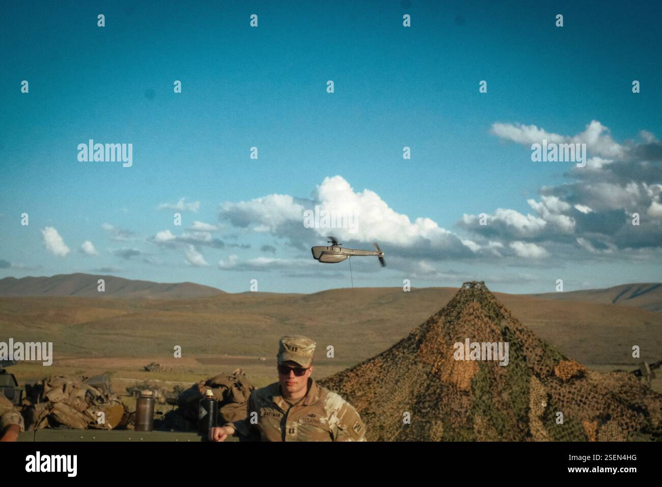 U.S. Soldiers with Headquarters and Headquarters Company, 3rd Battalion, 161st Infantry Regiment, 81st Stryker Brigade Combat Team, Washington Army National Guard, addestrarsi con Black Hornet Nano Unmanned Aerial Vehicle (UAV) durante l'addestramento annuale presso Yakima Training Center, Washington, 9 giugno 2024. Il Black Hornet Nano è un UAV portatile che aumenta le capacità di ricognizione delle truppe smontate fornendo un video in diretta e immagini termiche ai soldati sul campo, migliorando la consapevolezza situazionale. (Foto della Guardia Nazionale dell'Esercito degli Stati Uniti del sergente Remi Milslagle) Foto Stock