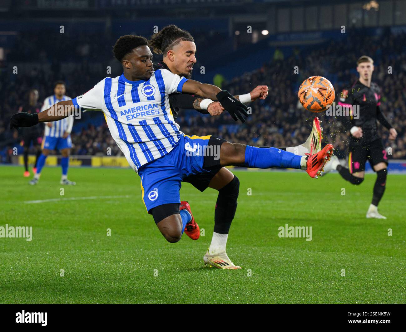 Brighton e Hove, Regno Unito. 8 febbraio 2025. Brighton e Hove Brighton, Inghilterra, 2025 8 febbraio. Tariq Lamptey (a sinistra) di Brighton & Hove Albion combatte con Malo gusto (a destra) del Chelsea durante la partita di calcio del quarto turno della Coppa degli Emirati Arabi tra Brighton & Hove Albion e Chelsea all'American Express Stadium, in Inghilterra. (David Horton/SPP) (David Horton/SPP) credito: SPP Sport Press Photo. /Alamy Live News Foto Stock