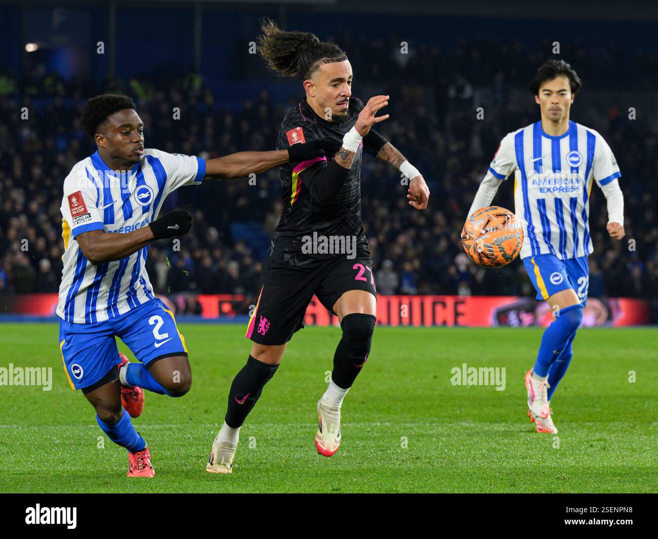 Brighton e Hove, Regno Unito. 8 febbraio 2025. Brighton e Hove Brighton, Inghilterra, 2025 8 febbraio. Tariq Lamptey (a sinistra) di Brighton & Hove Albion combatte per il possesso con il Malo gusto (centro) del Chelsea durante la partita di calcio del quarto turno della Coppa degli Emirati Arabi Uniti tra Brighton & Hove Albion e Chelsea all'American Express Stadium, in Inghilterra. (David Horton/SPP) (David Horton/SPP) credito: SPP Sport Press Photo. /Alamy Live News Foto Stock