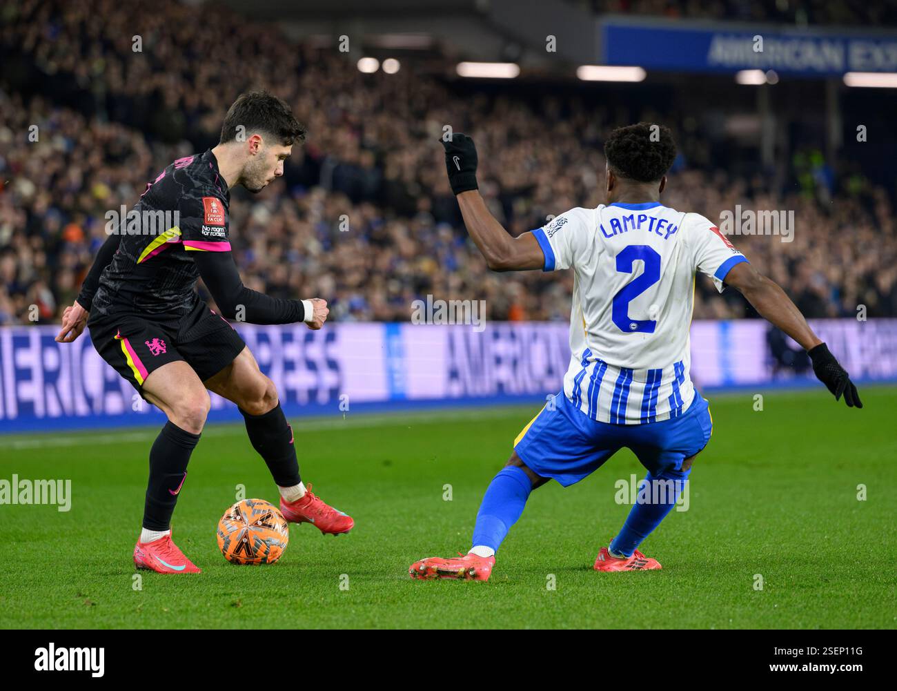 Brighton e Hove, Regno Unito. 8 febbraio 2025. Brighton e Hove Brighton, Inghilterra, 2025 8 febbraio. Pedro Neto del Chelsea (a sinistra) sotto la pressione del Tariq Lamptey di Brighton & Hove Albion durante la partita di calcio del quarto turno della Coppa d'Emirati Arabi Uniti tra Brighton & Hove Albion e Chelsea all'American Express Stadium, in Inghilterra. (David Horton/SPP) (David Horton/SPP) credito: SPP Sport Press Photo. /Alamy Live News Foto Stock