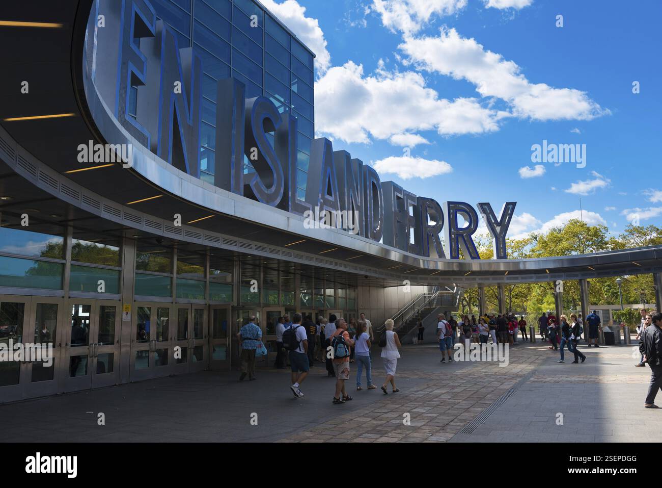 Ingresso al porto dei traghetti di Staten Island, New York, Stati Uniti, Nord America Foto Stock