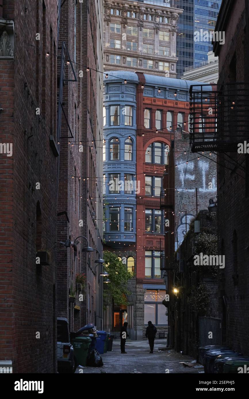 Edifici in mattoni rossi e via secondaria a Seattle, Washington, Seattle, Stati Uniti, Nord America Foto Stock