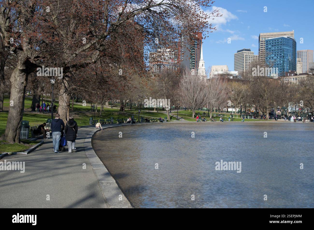 Il Boston Common Frog Pond e le persone che camminano in primavera, Boston, Stati Uniti, Nord America Foto Stock