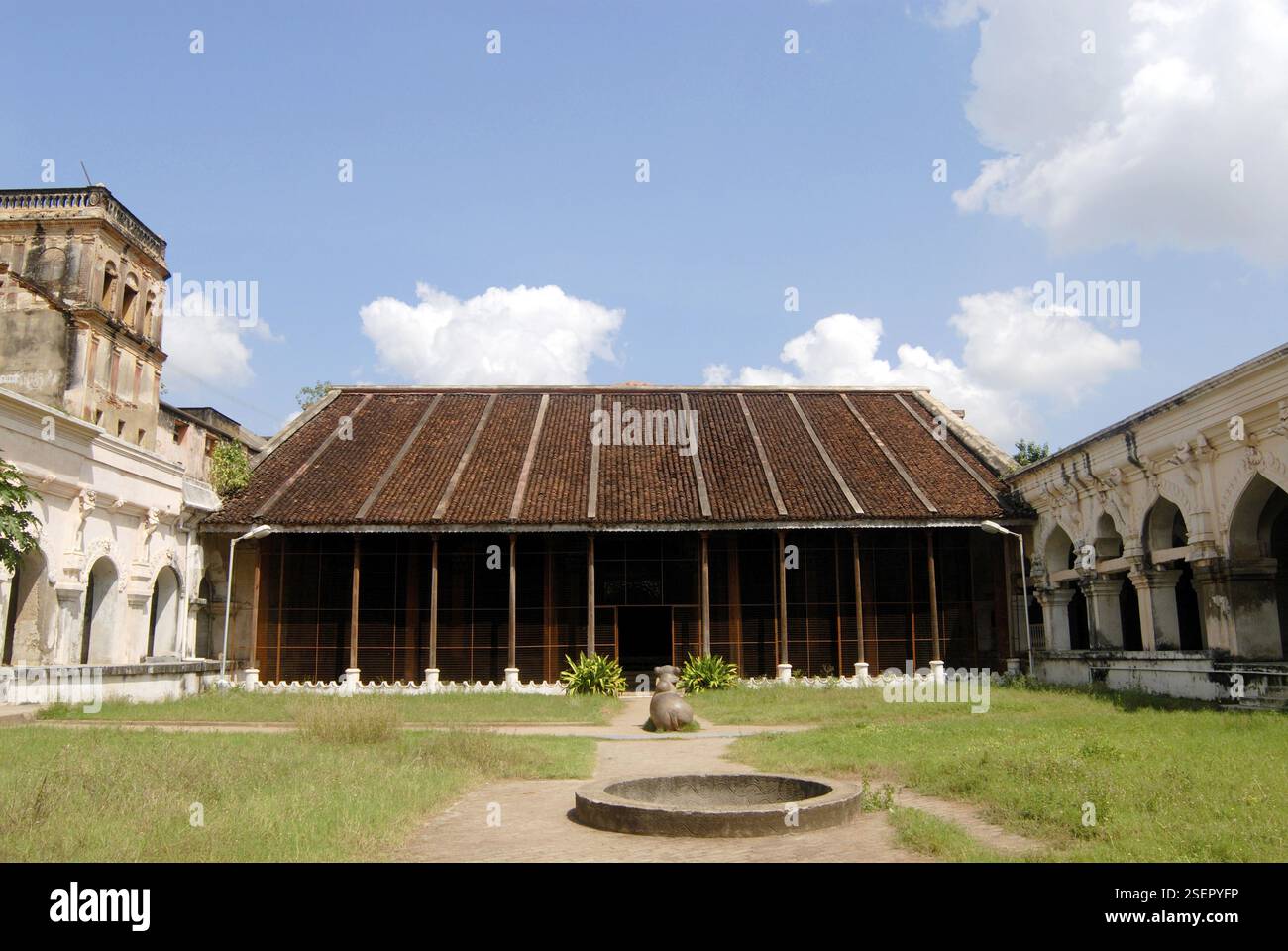 Enorme sala Maratha Darbar, cortile ombreggiato e strutture all'interno del complesso del palazzo Thanjavur, Thanjavur, Tamil Nadu, India, Asia Foto Stock