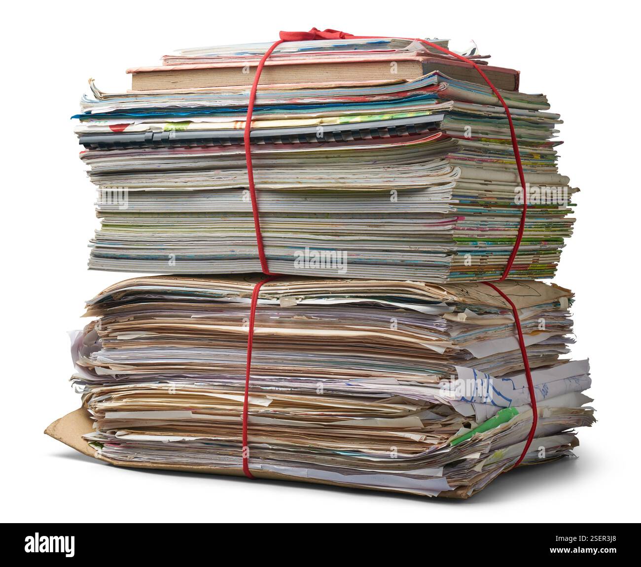 pila di libri, pila di vecchi libri usati e carte legate insieme sfondo bianco isolato, ampia collezione di libri di testo o quaderni, didattica Foto Stock