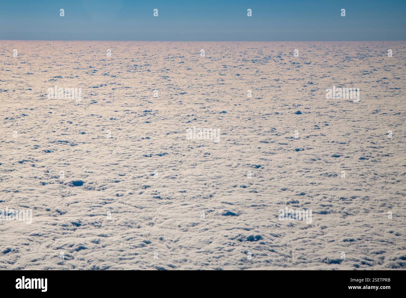 Vista aerea di soffici nuvole bianche con linea dell'orizzonte Foto Stock