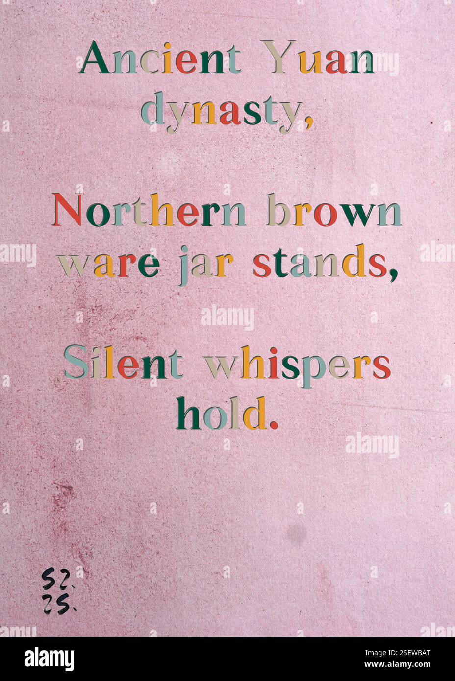 Antica dinastia Yuan, banchi di vasi marroni del nord, sussurri silenziosi. Desmond Kerrigan's Silver Writers' Guild. Arte di Zsuzsa Szikra. Poetry Art Print, Triplumes è una forma poetica unica ispirata al tradizionale haiku, composta da tre righe che catturano momenti di chiarezza, emozione e approfondimento. Nella nostra collezione abbracciamo la libertà del linguaggio, dove la fusione delle parole e la rimozione dei trattini è più di una scelta stilistica: È un modo per trasmettere unità e vicinanza tra le idee, creando un'espressione fluida e compatta che risuona con i ritmi della vita moderna. Foto Stock