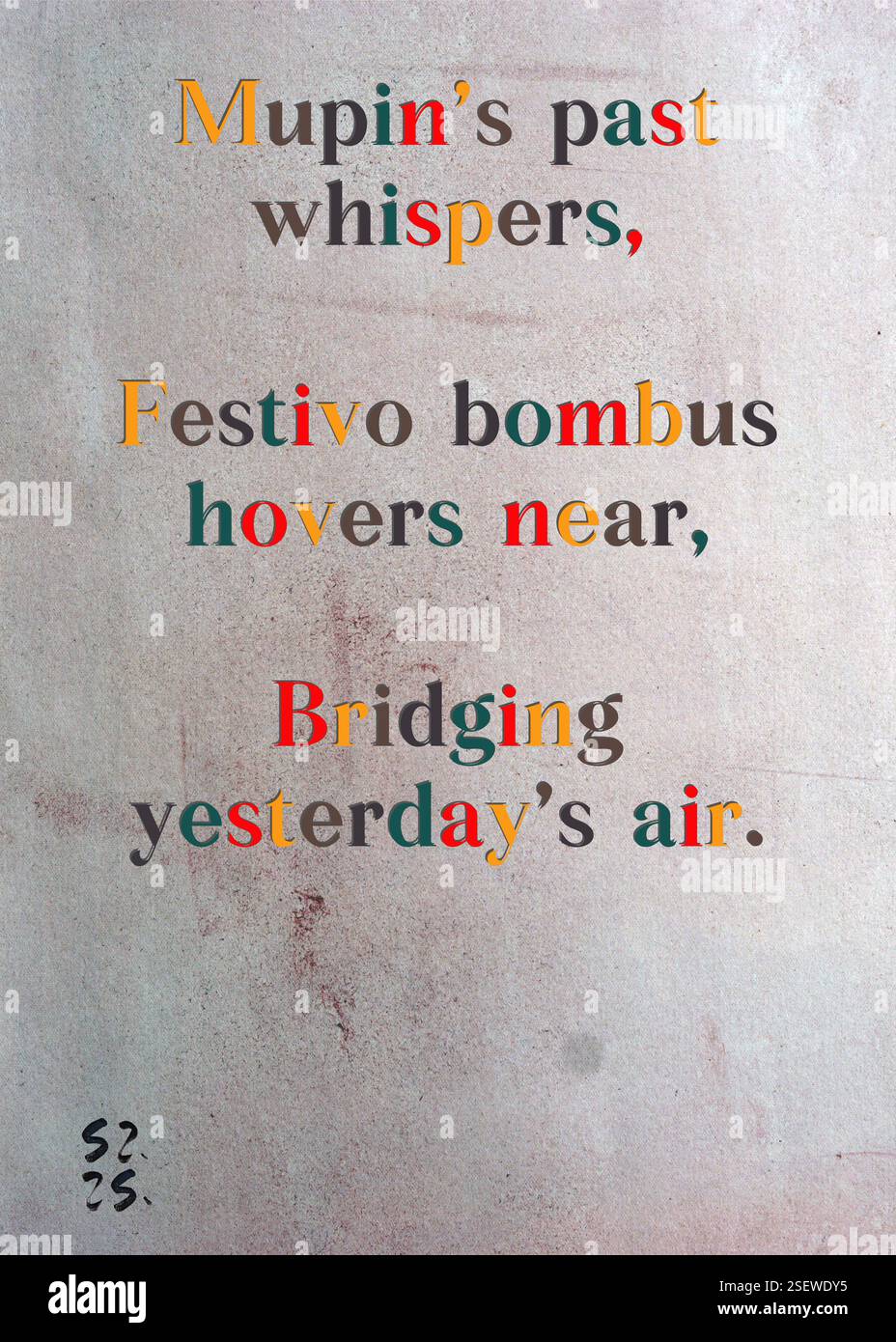 Il passato di Mupin sussurra, Festivo bombus si aggira vicino, colmando l'aria di ieri. La Gilda degli scrittori d'argento di Adrienne Van Houten. Arte di Zsuzsa Szikra. Poetry Art Print, Triplumes è una forma poetica unica ispirata al tradizionale haiku, composta da tre righe che catturano momenti di chiarezza, emozione e approfondimento. Nella nostra collezione abbracciamo la libertà del linguaggio, dove la fusione delle parole e la rimozione dei trattini è più di una scelta stilistica: È un modo per trasmettere unità e vicinanza tra le idee, creando un'espressione fluida e compatta che risuona con i ritmi della vita moderna. Foto Stock