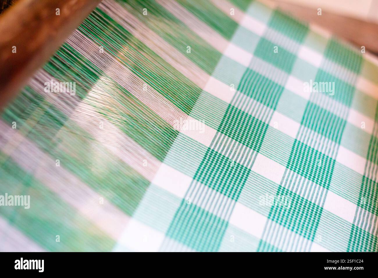 Tessuto tradizionale abel con motivi geometrici colorati intrecciati su un telaio ad Abra Filippine Foto Stock