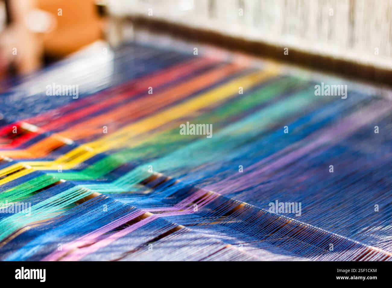 Tessuto tradizionale abel con motivi geometrici colorati intrecciati su un telaio ad Abra Filippine Foto Stock