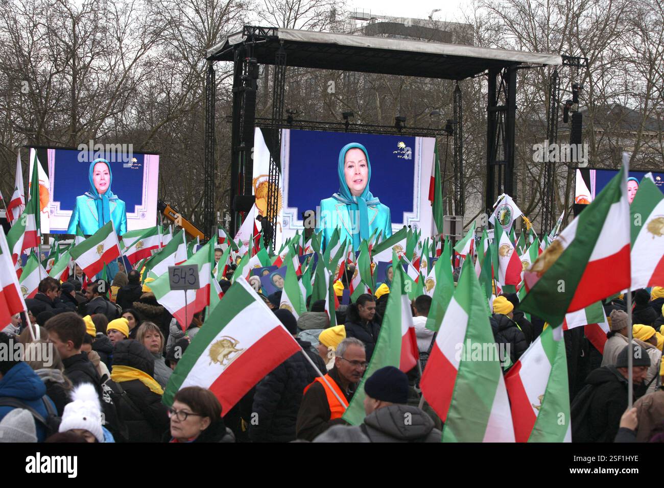 Maryam Rajavi, il presidente eletto dell'NCRI, si è rivolto alla folla e ha detto che nella rivoluzione del 1979 il nostro popolo ha rovesciato la dittatura monarchica. Ora, ci alziamo per smantellare l'autocrazia religiosa e garantire una rivoluzione democratica. Migliaia di iraniani si radunano a Parigi per celebrare il 46° anniversario del rovesciamento dello scià e chiedono un cambio di regime in Iran. I manifestanti condannano le esecuzioni in Iran, sottolineando la difficile situazione dei prigionieri politici, in particolare i sostenitori dell'Organizzazione Mojahedin del popolo iraniano (PMOI/MEK). Foto Stock