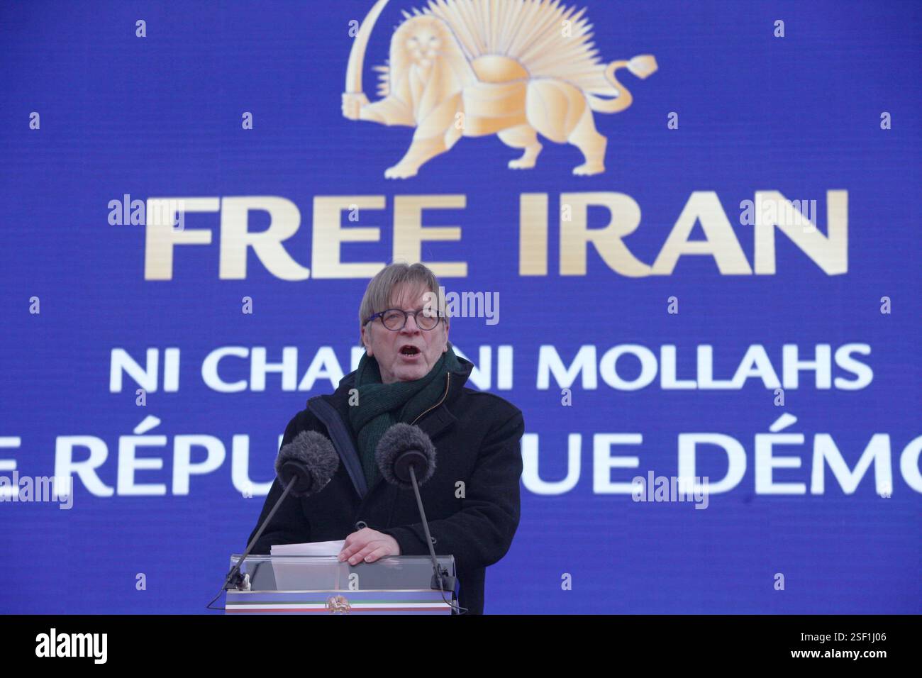 Parigi, Francia. 8 febbraio 2025. L'ex primo ministro belga Guy Verhofstadt si è rivolto alla manifestazione e ha detto, proprio come la Siria si è liberata da Bashar al-Assad, che l'Iran sarà libero dai mullah. Migliaia di iraniani si radunano a Parigi per celebrare il 46° anniversario del rovesciamento dello scià e chiedono un cambio di regime in Iran. I manifestanti condannano le esecuzioni in Iran, sottolineando la difficile situazione dei prigionieri politici, in particolare i sostenitori dell'Organizzazione Mojahedin del popolo iraniano (PMOI/MEK). Credito: SOPA Images Limited/Alamy Live News Foto Stock
