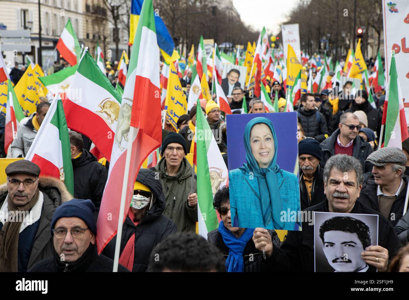 Parigi, Francia. 8 febbraio 2025. I partecipanti a una manifestazione di Parigi hanno visto tenere in mano i ritratti di Maryam Rajvi, il presidente eletto della resistenza iraniana. Migliaia di iraniani si radunano a Parigi per celebrare il 46° anniversario del rovesciamento dello scià e chiedono un cambio di regime in Iran. I manifestanti condannano le esecuzioni in Iran, sottolineando la difficile situazione dei prigionieri politici, in particolare i sostenitori dell'Organizzazione Mojahedin del popolo iraniano (PMOI/MEK). Credito: SOPA Images Limited/Alamy Live News Foto Stock