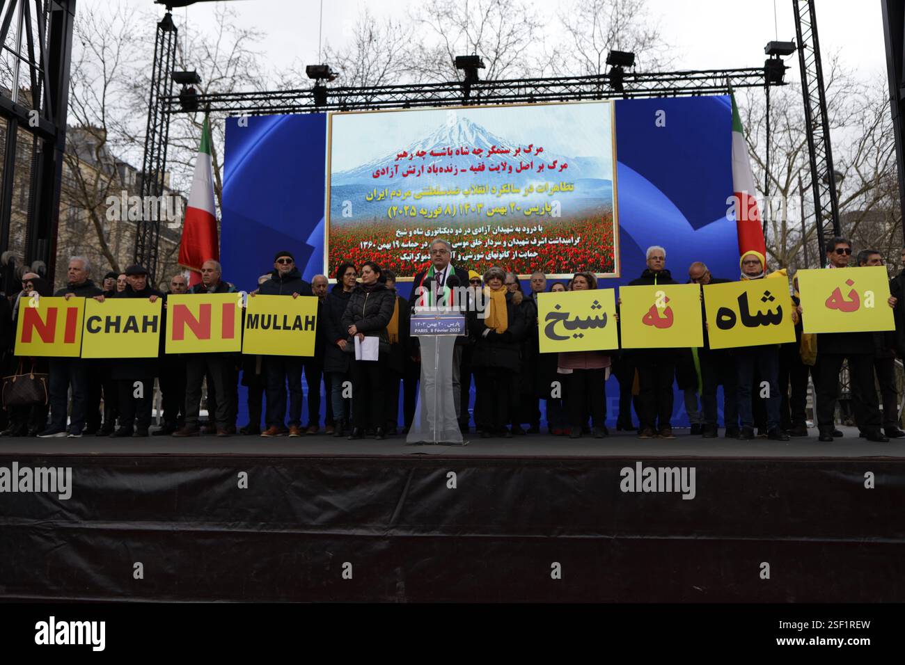 Parigi, Francia. 8 febbraio 2025. Le associazioni di professionisti iraniani mostrano grandi segni gialli con messaggi che si oppongono al dominio monarchico e clericale in Iran durante una manifestazione a Parigi. Migliaia di iraniani si radunano a Parigi per celebrare il 46° anniversario del rovesciamento dello scià e chiedono un cambio di regime in Iran. I manifestanti condannano le esecuzioni in Iran, sottolineando la difficile situazione dei prigionieri politici, in particolare i sostenitori dell'Organizzazione Mojahedin del popolo iraniano (PMOI/MEK). (Foto di Siavosh Hosseini/SOPA Images/Sipa USA) credito: SIPA USA/Alamy Live News Foto Stock