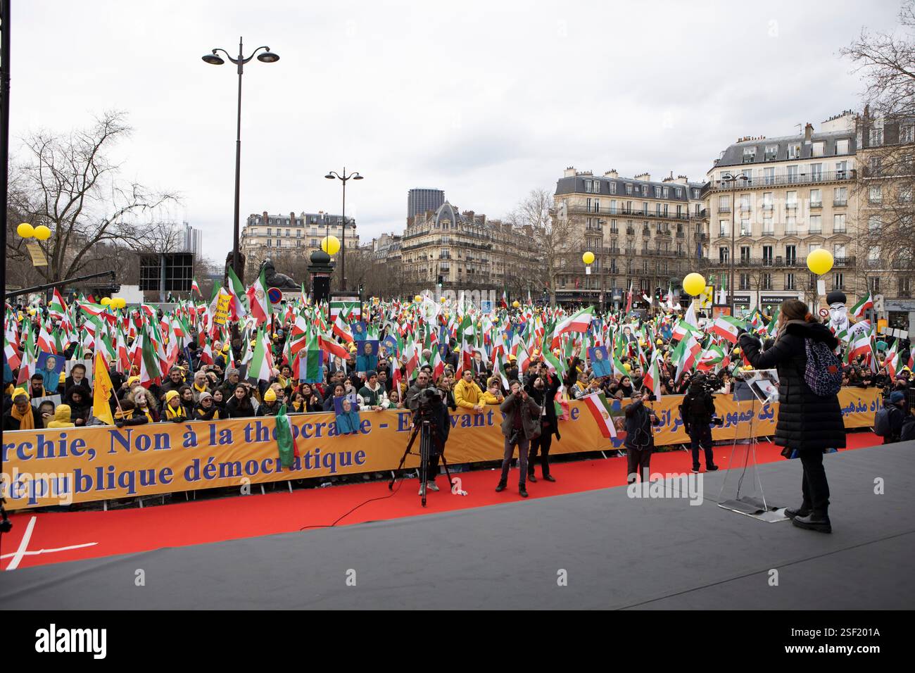 Parigi, Francia. 8 febbraio 2025. Un grande raduno a Parigi che mostra i manifestanti sta ascoltando l'ex senatrice colombiana Ingrid Betancourt. Migliaia di iraniani si radunano a Parigi per celebrare il 46° anniversario del rovesciamento dello scià e chiedono un cambio di regime in Iran. I manifestanti condannano le esecuzioni in Iran, sottolineando la difficile situazione dei prigionieri politici, in particolare i sostenitori dell'Organizzazione Mojahedin del popolo iraniano (PMOI/MEK). (Foto di Siavosh Hosseini/SOPA Images/Sipa USA) credito: SIPA USA/Alamy Live News Foto Stock