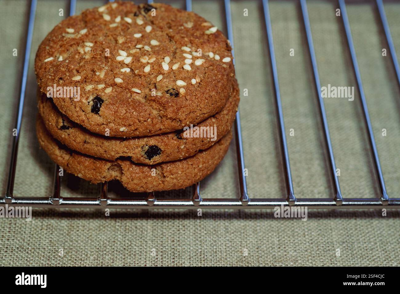 Biscotti con scaglie di cioccolato su grata di metallo Foto Stock