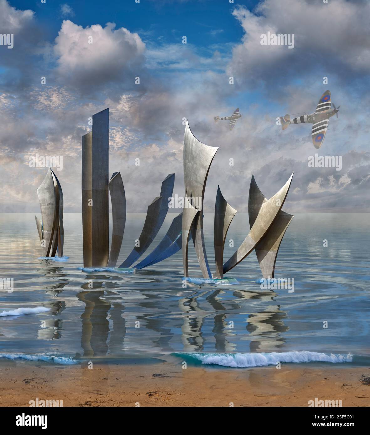 Foto di un aereo Spitfire della seconda guerra mondiale che sorvola la scultura commemorativa degli sbarchi del D-Day di Les Braves sulla spiaggia di Omaha in Normandia Francia. Foto Stock