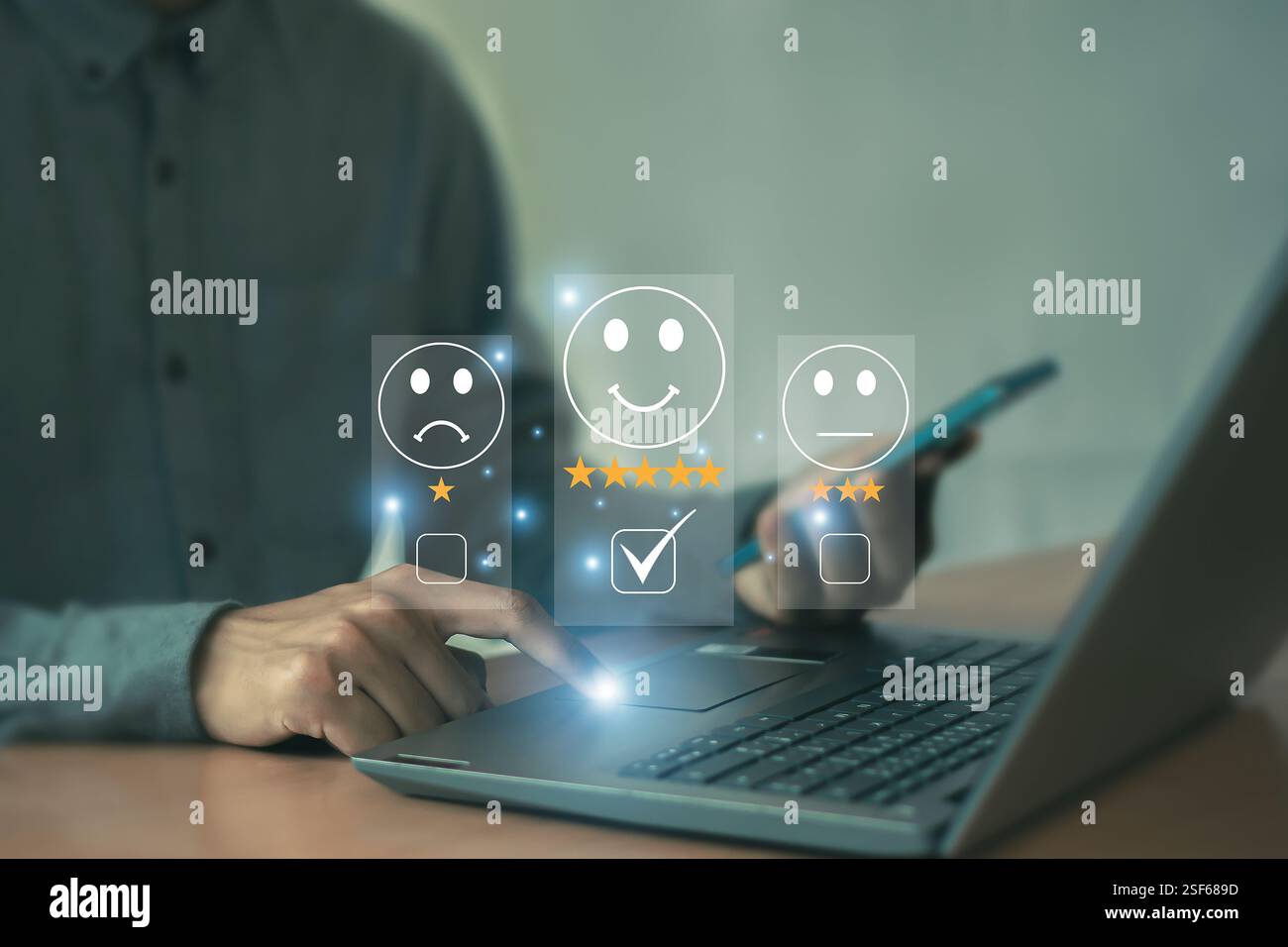 I clienti valutano la soddisfazione del provider di servizi attraverso l'applicazione. L'esperienza di assistenza nell'applicazione online valuterà la qualità di Foto Stock