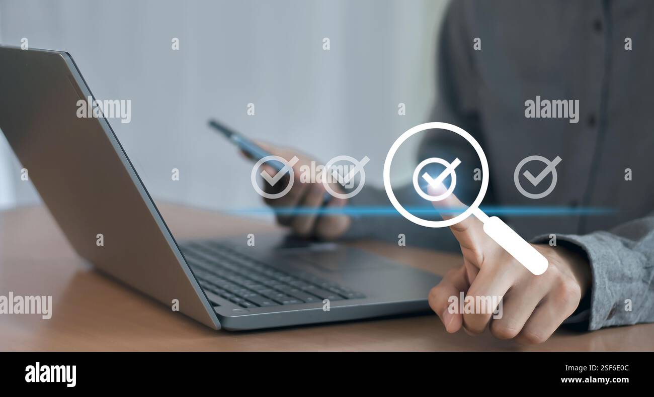 Standard di qualità o concetto di lista di controllo per il controllo di qualità. Foto Stock