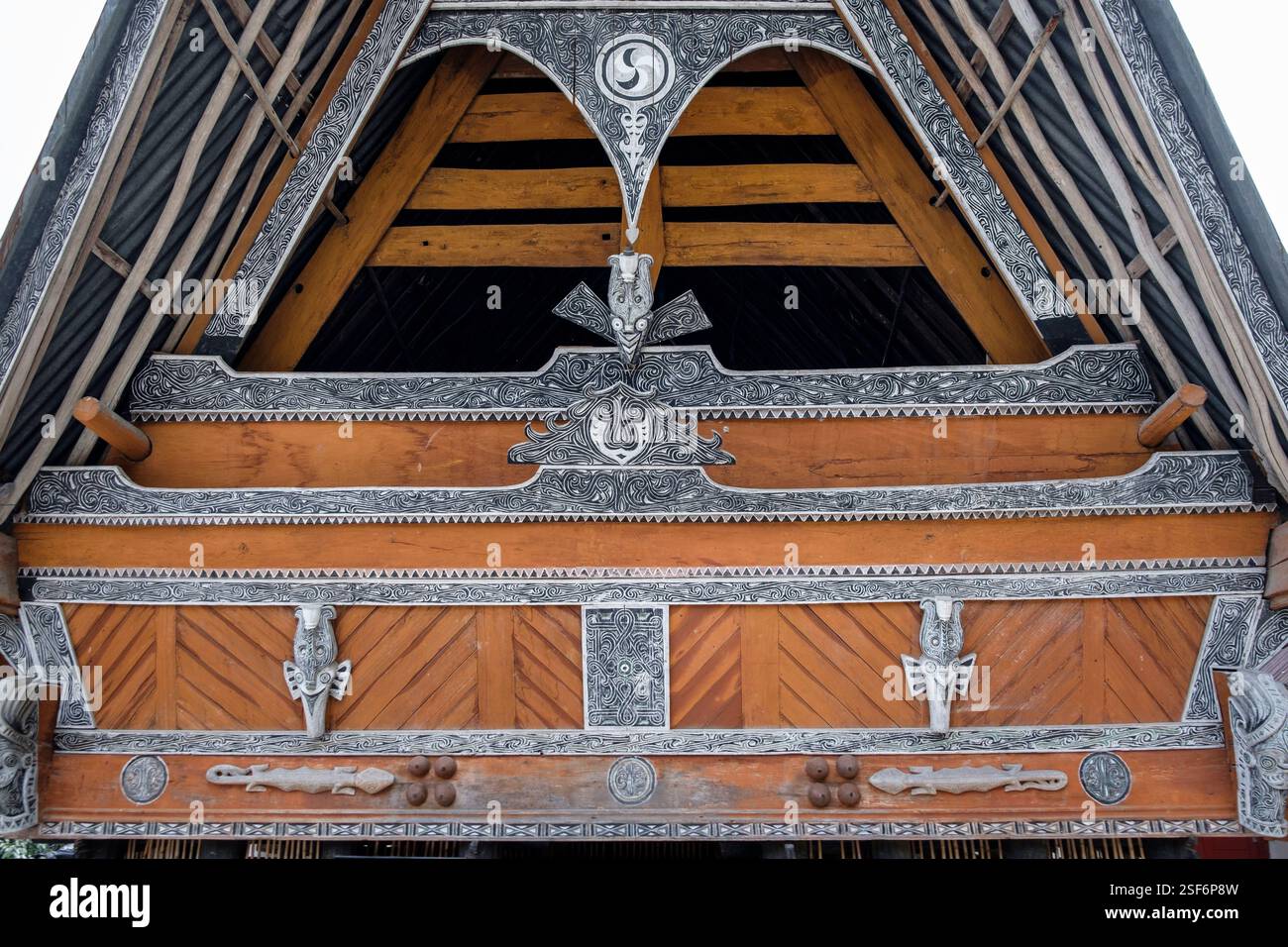 Decorazioni a timpano su una tradizionale casa 'Batak Toba' nell'antico villaggio di Huta Siallagan, Ambarita, Samosir, Sumatra, tIndonesia. Foto Stock