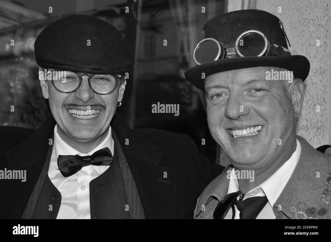 Rijeka, Croazia 13 febbraio 2024.salute, uomo felice in un vestito con un papillon e un cappello. Modello serio con i baffi. Amici, amicizia, convive Foto Stock