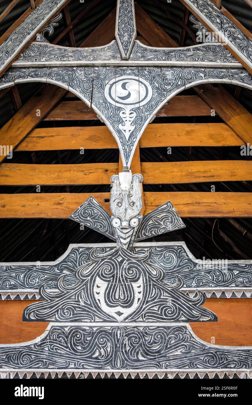 Decorazioni a timpano su una tradizionale casa 'Batak Toba' nell'antico villaggio di Huta Siallagan, Ambarita, Samosir, Sumatra, tIndonesia. Foto Stock