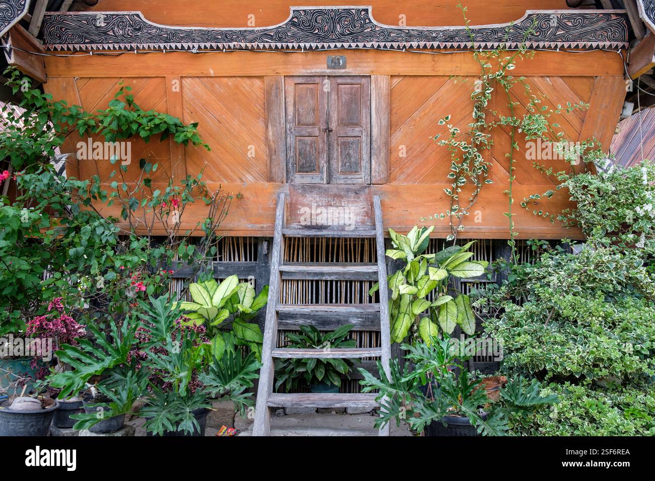 Ingresso a una tradizionale casa 'Batak Toba' nel vecchio villaggio di Huta Siallagan, Ambarita, Samosir Island, Lago Toba, Sumatra, Indonesia. Foto Stock