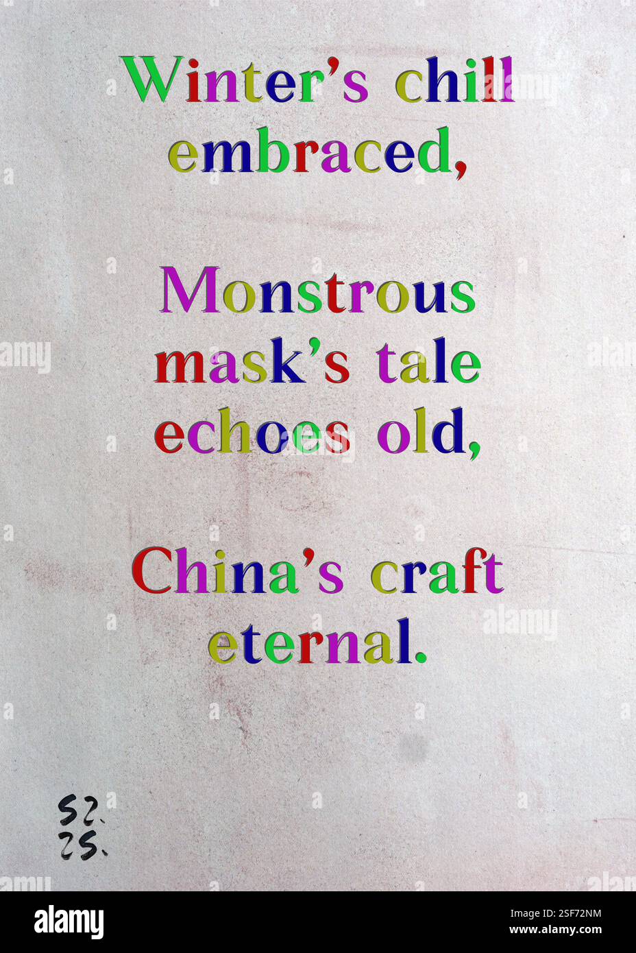 Il freddo dell'inverno, abbracciato, la mostruosa storia della maschera riecheggia la vecchia, eterna arte cinese. La Gilda degli scrittori d'argento di Noor De Vries. Arte di Zsuzsa Szikra. Poetry Art Print, Triplumes è una forma poetica unica ispirata al tradizionale haiku, composta da tre righe che catturano momenti di chiarezza, emozione e approfondimento. Nella nostra collezione abbracciamo la libertà del linguaggio, dove la fusione delle parole e la rimozione dei trattini è più di una scelta stilistica: È un modo per trasmettere unità e vicinanza tra le idee, creando un'espressione fluida e compatta che risuona con i ritmi della vita moderna. Foto Stock