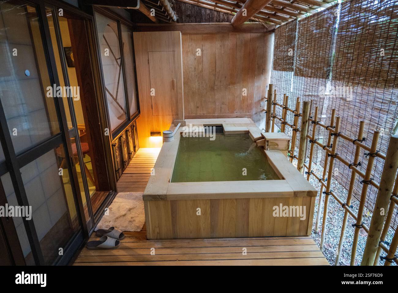 Onsen privato con acqua calda all'aperto. Takayama, Giappone Foto Stock