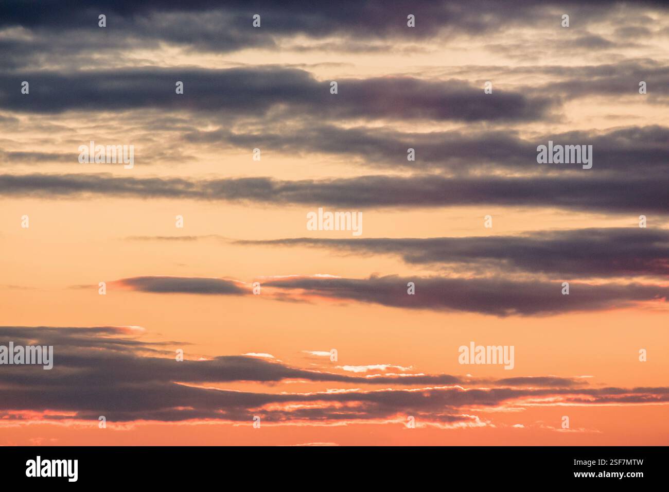 nuvole sul cielo al tramonto. arancione al tramonto. sfondo spettacolare alla luce della sera. pressione dell'aria Foto Stock