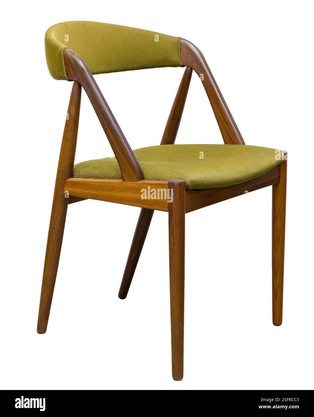 Moderna sedia da pranzo della metà del secolo isolata su sfondo bianco. Telaio in legno di teak con rivestimento verde chiaro. Classico design scandinavo. Perfetto per Foto Stock