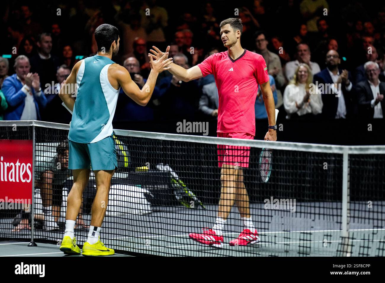 ROTTERDAM, PAESI BASSI - 8 FEBBRAIO: Lo spagnolo Carlos Alcaraz si congratula con il polacco Hubert Hurkacz dopo la semifinale maschile del sesto giorno dell'ABN AMRO Open all'Ahoy di Rotterdam l'8 febbraio 2025. (Foto di René Nijhuis/MB Media) Foto Stock