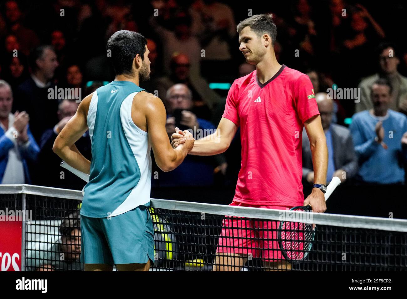 ROTTERDAM, PAESI BASSI - 8 FEBBRAIO: Lo spagnolo Carlos Alcaraz si congratula con il polacco Hubert Hurkacz dopo la semifinale maschile del sesto giorno dell'ABN AMRO Open all'Ahoy di Rotterdam l'8 febbraio 2025. (Foto di René Nijhuis/MB Media) Foto Stock