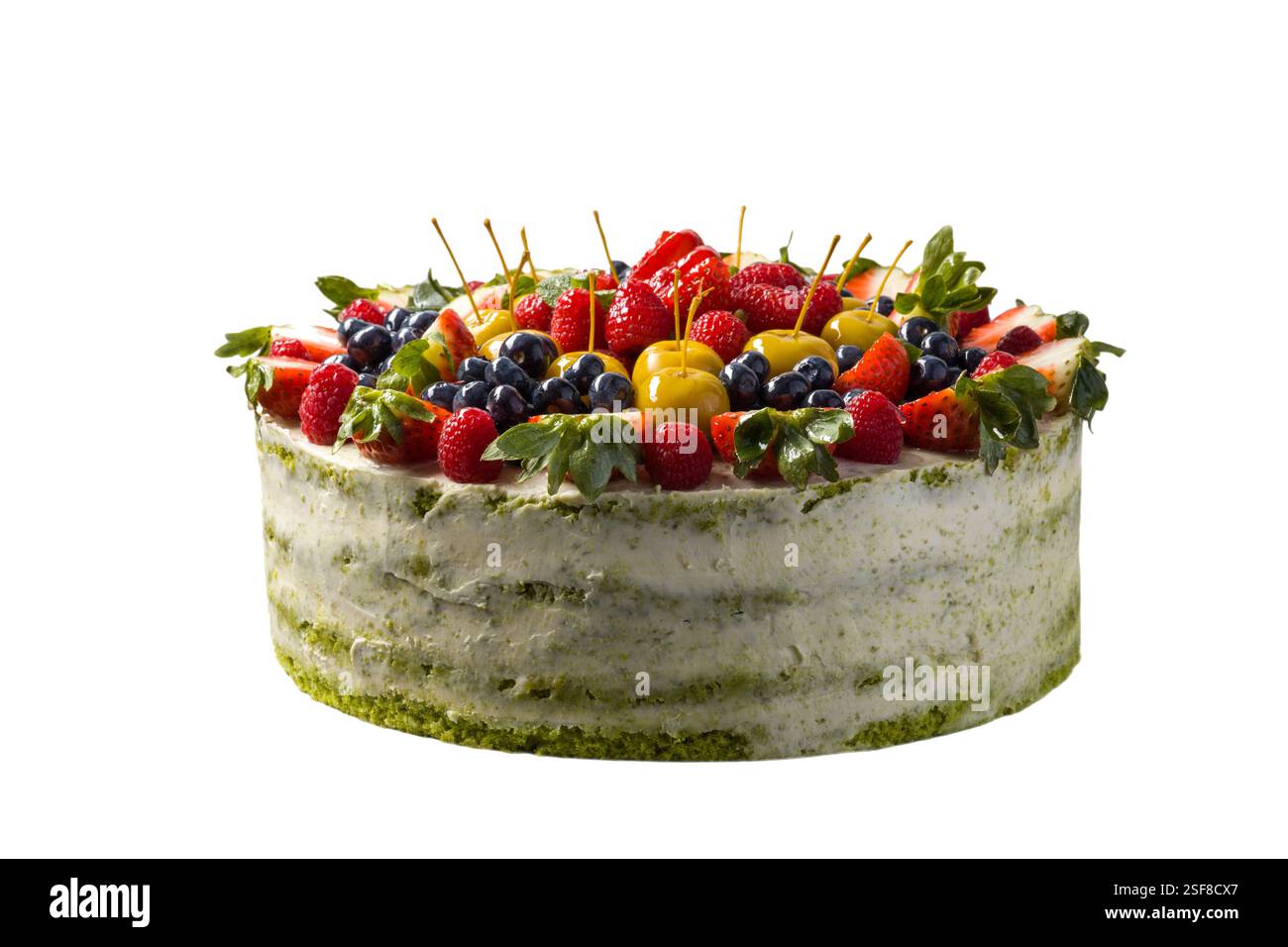 Deliziosa torta a strati con glassa verde chiaro e frutti di bosco freschi. Aspetto rustico e casalingo. Isolato su sfondo grigio chiaro. Perfetto per il dessert Foto Stock