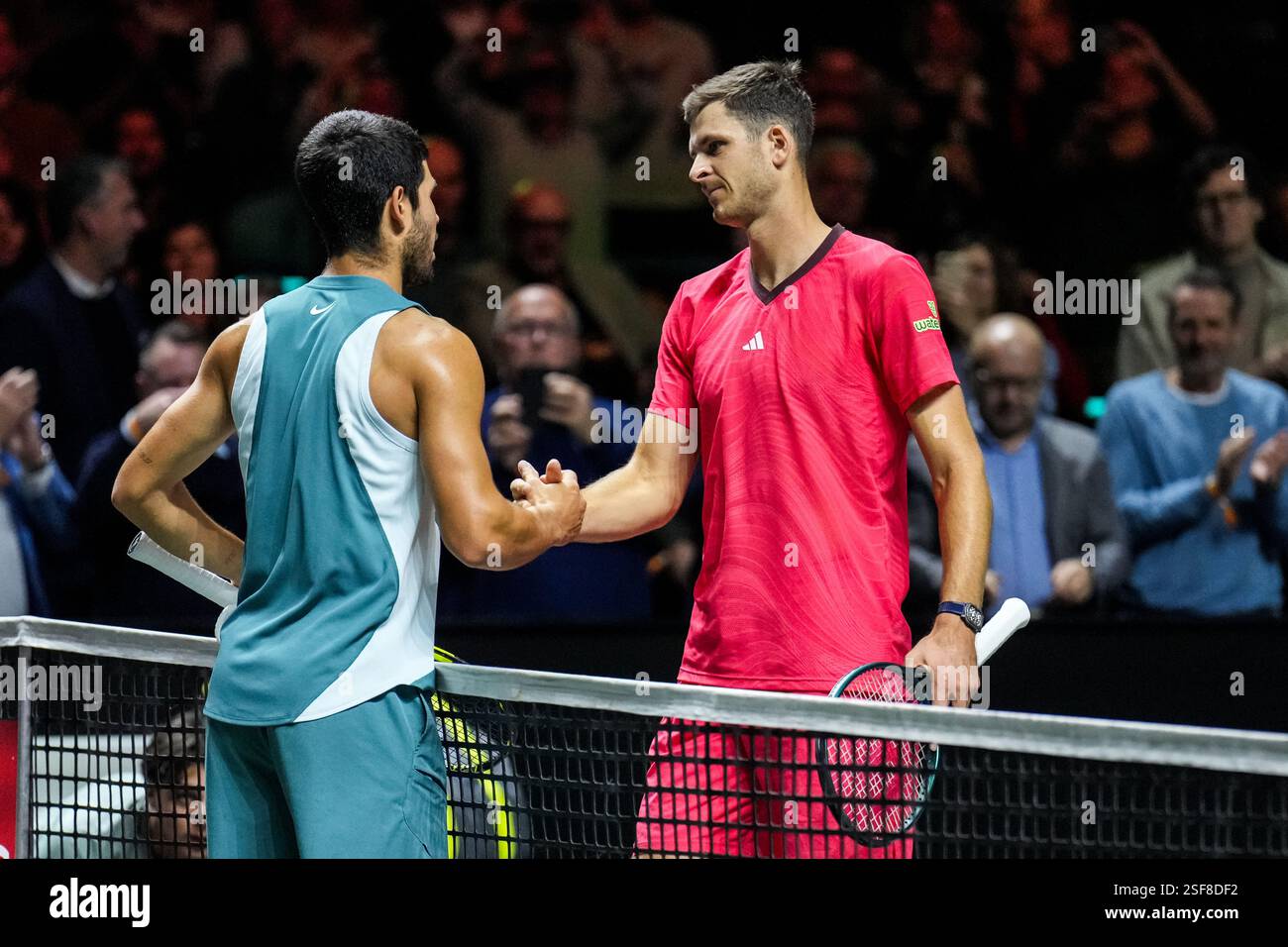 ROTTERDAM, PAESI BASSI - 8 FEBBRAIO: Lo spagnolo Carlos Alcaraz si congratula con il polacco Hubert Hurkacz dopo la semifinale maschile del sesto giorno dell'ABN AMRO Open all'Ahoy di Rotterdam l'8 febbraio 2025. (Foto di René Nijhuis/MB Media) Foto Stock