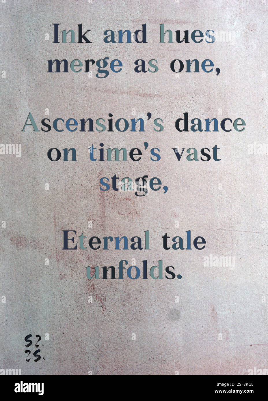 Inchiostro e sfumature si fondono come un'unica, la danza di Ascensione sul vasto palcoscenico del tempo, la storia eterna si svolge. La Gilda degli scrittori d'argento di Andres de las Brisas. Arte di Zsuzsa Szikra. Poetry Art Print, Triplumes è una forma poetica unica ispirata al tradizionale haiku, composta da tre righe che catturano momenti di chiarezza, emozione e approfondimento. Nella nostra collezione abbracciamo la libertà del linguaggio, dove la fusione delle parole e la rimozione dei trattini è più di una scelta stilistica: È un modo per trasmettere unità e vicinanza tra le idee, creando un'espressione fluida e compatta che risuona con i ritmi del moder Foto Stock